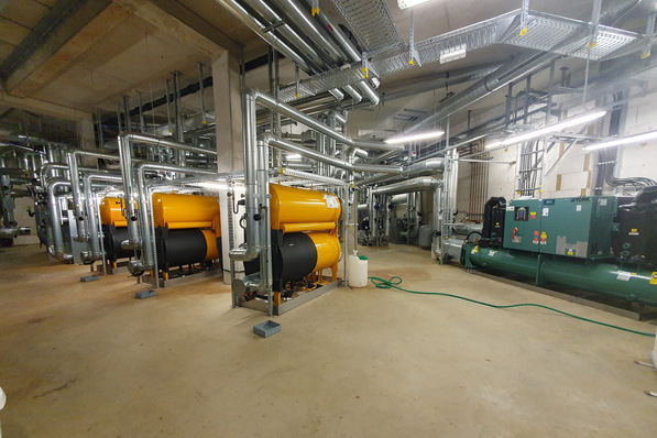 Bild 1 Blick in die Kältezentrale im Synus-Gebäude im GartenCareé in Karlsruhe.