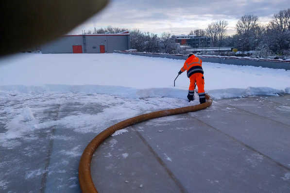 Bild 1 Dachräumung nach starkem Schneefall auf dem Dach einer Einzelhandelsimmobilie. Räumen auf Verdacht wird sich niemand leisten wollen. Effizienter ist es, eine mögliche Gefährdung frühzeitig erkennen, bewerten und mit Prognosen abgleichen zu können.