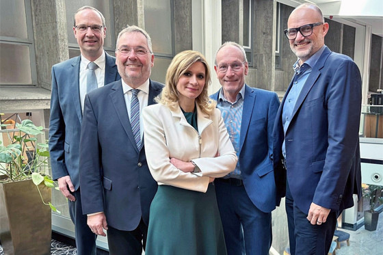 Andreas Laschke (Stellvertretender Vorsitzender VDMA Fachabteilung Industriearmaturen), Axel Weidner (Vorsitzender VDMA Armaturen), Dr. Laura Dorfer (Geschäftsführerin VDMA Armaturen und VDMA Schweiß- und Druckgastechnik), Gerd Weissenfels (Vorsitzender VDMA Schweiß- und Druckgastechnik), Michael Everwand, Stellvertretender Vorsitzender VDMA Schweiß- und Druckgastechnik) (v.l.n.r.) .