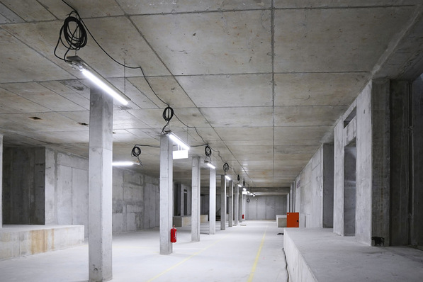 Bild 1 Gutes, blend- und möglichst schattenfreies Baustellenlicht verbessert die Arbeitsleistung, Arbeitsqualität und Sicherheit auf Baustellen.