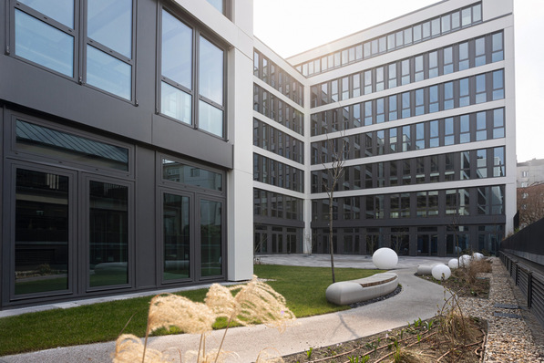 Bild 1 Moderner Bürokomplex in Berlin Mitte mit begrüntem Innenhof und Dachterrasse: Das M14 bietet Raum für effizientes Arbeiten in angenehmer Umgebung.