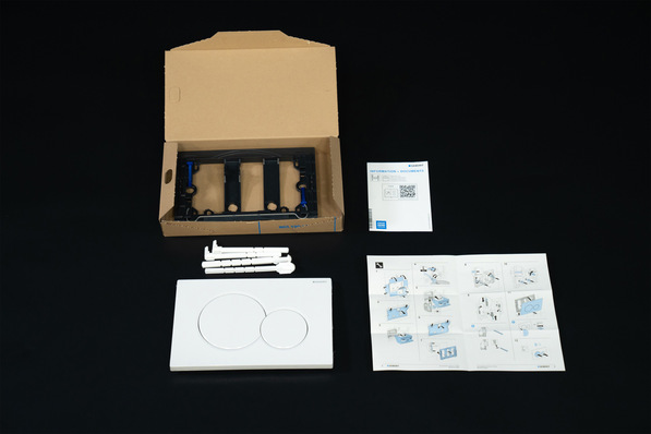 Nach der Überarbeitung der Verpackung: Die Drückerstangen und Distanzbolzen werden jetzt nicht mehr in separate Kunststoffbeutel verpackt. Mit den neuen Verpackungen der Betätigungsplatten spart Geberit knapp 4 Tonnen Kunststoff pro Jahr.