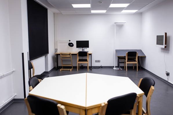 Bild 1 Diagnostikraum im LBZB mit Prüfgeräten zur Visusermittlung.