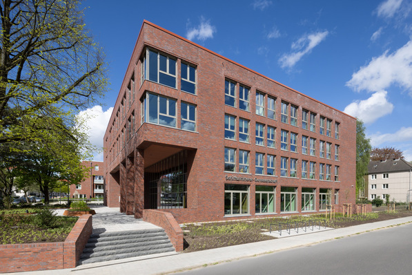 Bild 1 Tradition trifft auf Innovation: Das neue Verwaltungsgebäude der Schiffszimmerer-Genossenschaft vereint hanseatische Gestaltungswelten mit hochmoderner Technik.