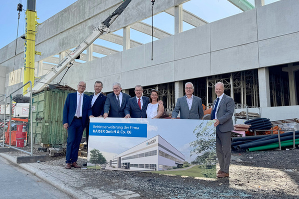 v.l.n.r. Steffen Oellers (Geschäftsführer), Ulrich Kaiser, Bürgermeister Jörg Schönenberg, Burkard Kaiser (geschäftsführender Gesellschafter), Anja Kaiser, Olaf Janitza und Torsten Nolting (CEO Kaiser Group) beim Richtfest am Ramsloh in Schalksmühle.