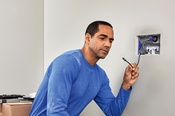 Eine Leuchtdiode im Stecker signalisiert Betriebsbereitschaft: Am WC-Platz kann der Sanitärprofi etliche Komponenten mit 12 Volt-Anschluss hinter der Wand einbauen, um den Badkomfort für den Kunden zu steigern.