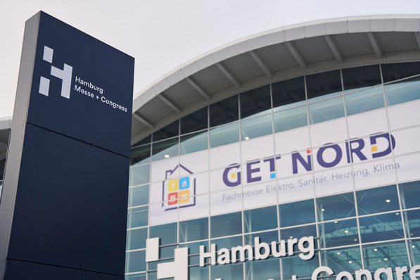 Gebäude der Hamburg Messe + Congress mit einem GET NORD Veranstaltungsbanner über dem Eingang. - © Hamburg Messe und Congress / Alexander Wöckener