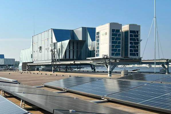 Bild 1 Synergie auf dem Dach: RLT-Geräte mit integrierten VRF-Systemen und Photovoltaik-Anlagen zur Energiebereitstellung.