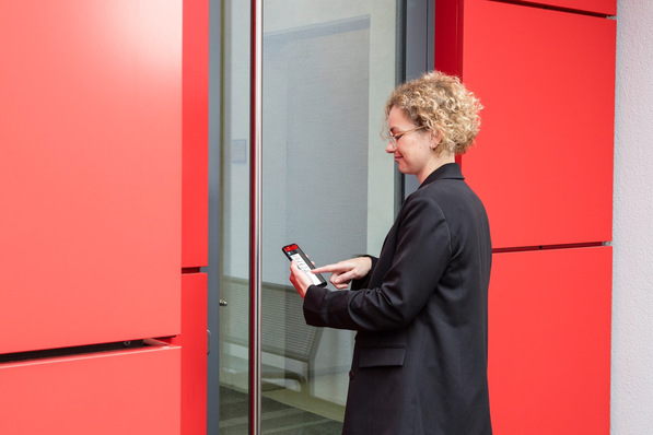 Bild 1 Der schnelle Zugang ohne Schlüssel, zum Beispiel mit Transponder, PIN-Code oder Smartphone, macht eine Zutrittskontrolle für die Nutzer und Betreiber attraktiv.