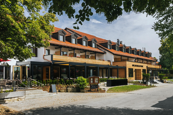 Bild 1 Das Hotel Drei Quellen Therme hat in den letzten Jahren viel investiert: Augenfällig ist der moderne Anbau, verborgen hingegen die neuen Energieanlagen in den Technikräumen.