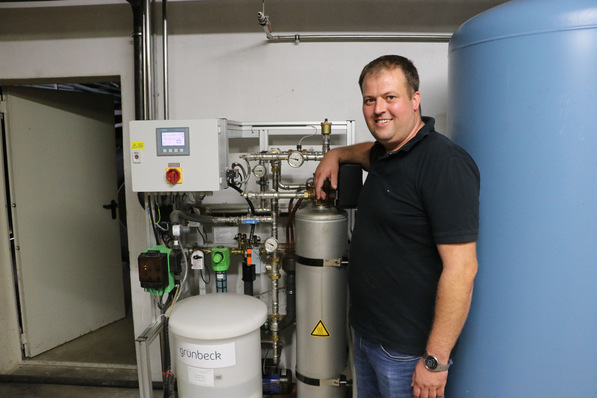 Landwirtschaftsmeister Michael Engelmayer, Inhaber der GSW Finningen KG, erklärt: „Ich bin sehr froh, dass wir uns für die Grünbeck-Lösung mit dem Teilstromfilter varioliQ und integrierter Dosiereinheit entschieden haben. Das funktioniert alles vollautomatisch und ohne Probleme.“