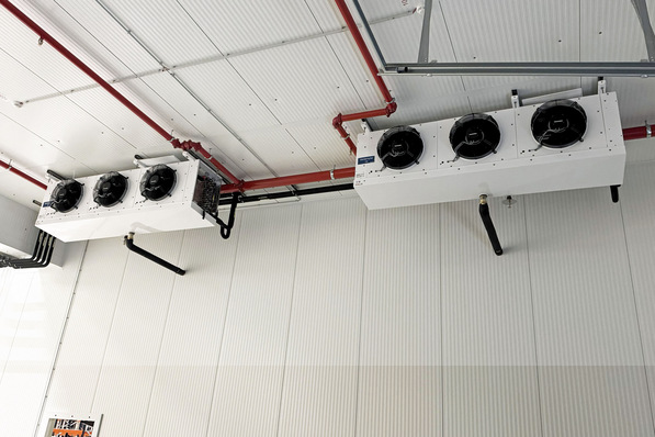 Die Verflüssigungssätze vom Typ MH2X arbeiten mit dem natürlichen Kälte-mittel R744 und kühlen Palettenlagerplätze eines Logistikdienstleisters.