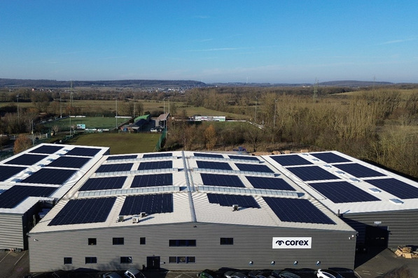 Leichtbau-Module von Aiko auf den Fabrikdächern von Corex.