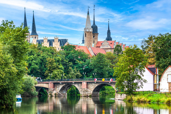 Bild 1 Viele Städte und Ortschaften befinden sich aus zahlreichen Gründen an Fließgewässern. Über Wärmepumpen können diese künftig auch Wärmeenergie liefern.