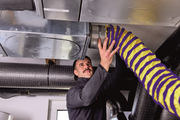 Zehnder: Anschluss der Absaugeinheit.