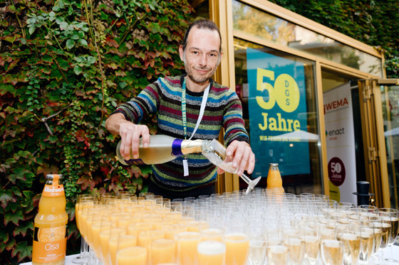 Auftakt mit Sektempfang: DGS-Mitarbeiter Dominic Memmel schenkt aus.