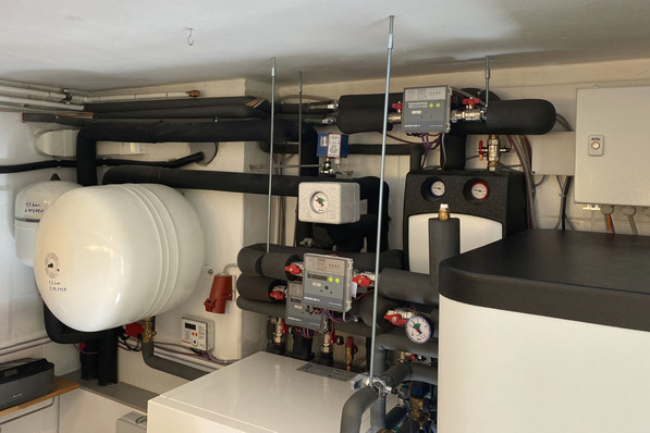 Wärmepumpenanlage und Speicher mit Wärmemengenzählern in der Hydraulik.