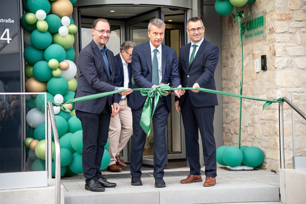 Feierliche Eröffnung: Von links nach rechts: Dr. Alexander Krey, Bürgermeister von Mühlheim am Main, Marco Caleffi und Harald Sauseng.