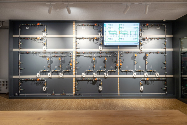 Die Hydraulikwand im Geberit Informationszentrum Langenfeld simuliert die Trinkwasser-Installation eines Gebäudes mit zwölf Nutzungseinheiten und macht komplexe Zusammenhänge transparent.