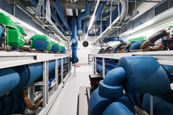 Bild 1 Dämmung der kältetechnischen Anlagen mit ArmaFlex Ultima im Technikgeschoss des Hauptgebäudes des Berner Inselspitals.