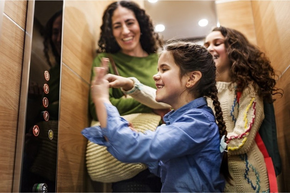 Bild 1 Mithilfe selbstlernender Algorithmen lassen sich Betriebsdaten digitalisierter Aufzüge mit Referenzwerten ähnlicher Anlagen abgeglichen. Auf diese Weise lassen sich Muster erkennen, die auf eine bevorstehende Störung hinweisen – lange bevor sie den Betrieb unterbrechen.