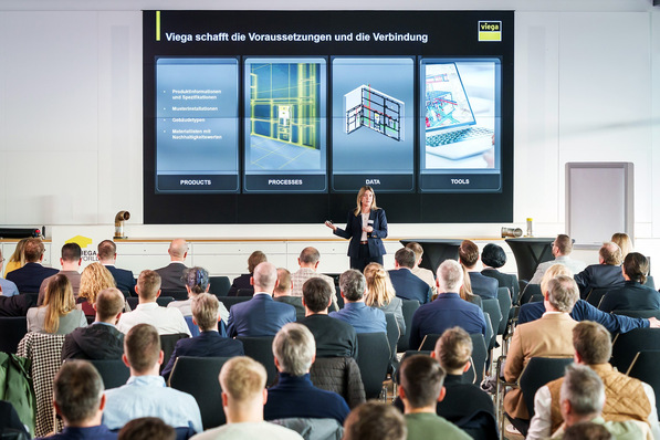 Bild 1 Mehr als 100 Fachleute aus unterschiedlichsten Zweigen der Baubranche setzten sich beim BIM-Fachkongress in der „Viega World“ intensiv mit den aktuellen Entwicklungen zur Zukunft des Bauens auseinander.