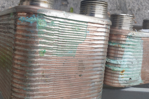 Bild 1 Gut 95 % aller Defekte an oder in Platten-Wärmeübertragern werden durch eine im Sinne der Spezifikationen mangelhafte Wasserqualität ausgelöst. Auf der Heizungswasserseite dominiert die Kupfersulfidbildung.