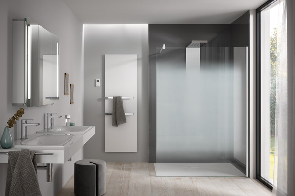 Bild 1 Design trifft auf Funktion: Die Nebel-Glasmattierung der „Walk In Pro“ ist Gestaltungselement und bietet den Nutzern der Dusche auch Privatsphäre.