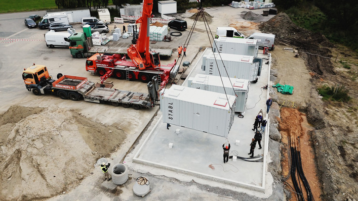 Installation der Batteriespeicher beim Erdenwerk Gregor Ziegler.