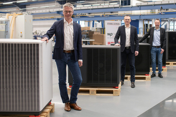 Von links: Dr. Kai Schiefelbein, Vorsitzender der Geschäftsführung, Dr. Alexander Janzen, Leitung Profit Center Wärmepumpe, Lars Michel, Leiter Wärmepumpenfertigung, sind froh, die Wärmepumpenfertigung im Höxteraner Werk von Stiebel Eltron wieder in Betrieb nehmen zu können.