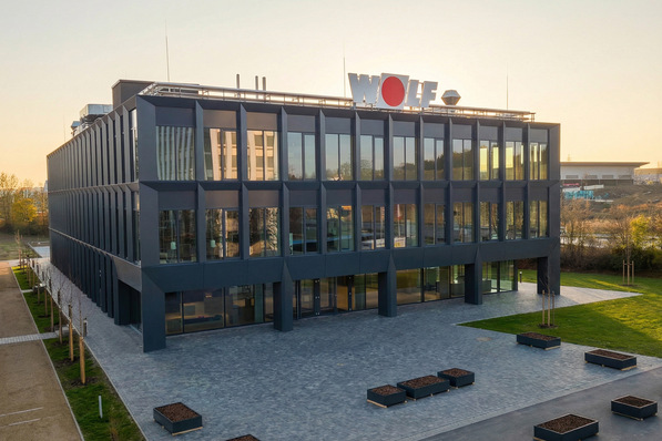 Außenansicht des neuen Campus der Wolf GmbH am Stammsitz in Mainburg.