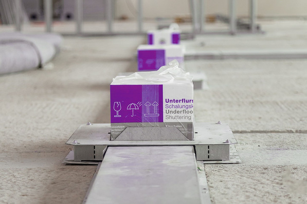 Bild 1 Ein estrichüberdecktes Bodeninstallationssystem im Einbaustadium. Der Zugang wird akkurat ausgespart.