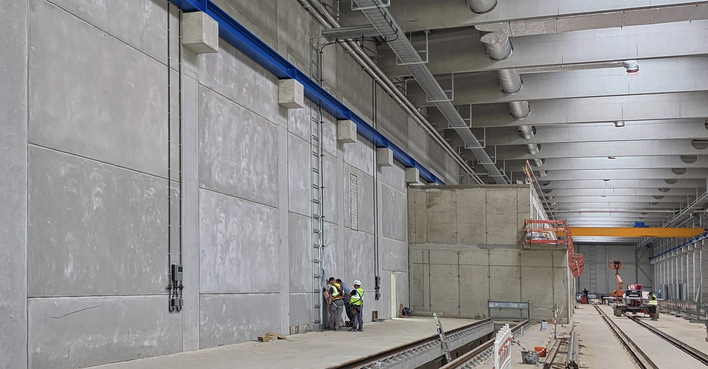 Bild 1 Im Referenzprojekt wurden zahlreiche Installationsrohre auf Beton, Sandwichpaneelen, Kabeltrassen und Gewindestangen geführt. Für jeden Untergrund wurden passende Steckelemente genutzt – bei identischem Montageablauf und klar definierten Einbaubedingungen.