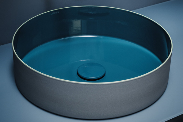 Laufen: Waschtisch TRI-Color aus Vitreon Stahl.