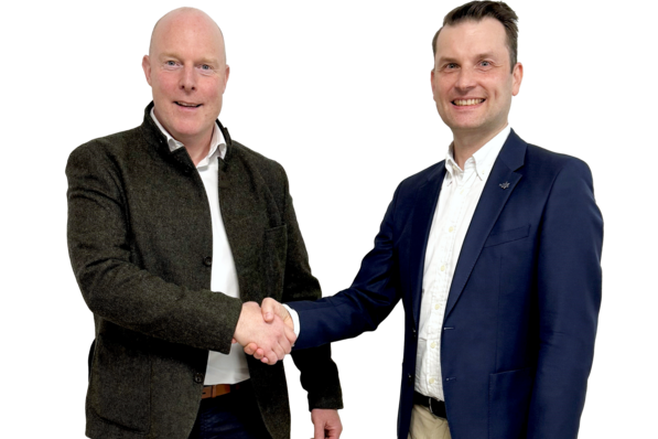 Von links: Frank Ernst und Marcel Rehder besiegeln die Zusammenarbeit der Verbände in der TGA-Repräsentanz Berlin.