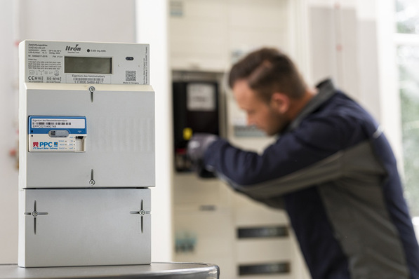 Bild 1 Tests bestanden: Ein Team von Bayernwerk Netz konnte in einer Versuchsreihe Steuerbefehle für Flexibilitäten direkt aus dem Smart-Meter-Gateway senden.