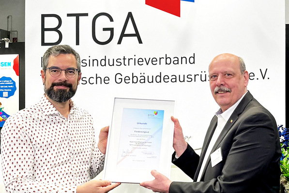 Clemens Schickel (re.) überreicht Marco Zorcic die BTGA-Mitgliedsurkunde.