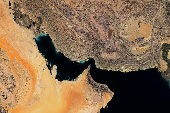 Bild 1 Straße von Hormus. Die Blockade des für flüssige und gasförmige fossile Energieträger wichtigen Seewegs hat die Beschaffung ebendieser deutlich verteuert und bereits auf das Preisniveau angebotener Neuverträge abgefärbt.