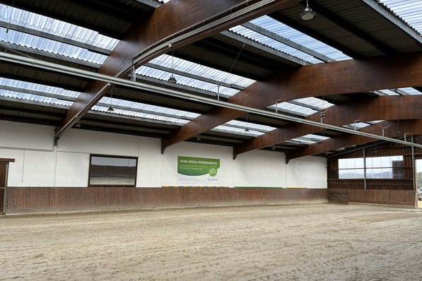Bild 1 Neben dem 4000 m2  großen Reitplatz verfügt der St. Georg Equestrian Club auch über eine große Reithalle.