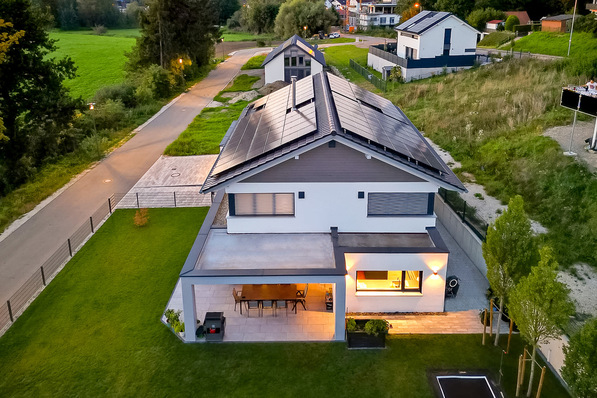 Bei diesem 2021 errichteten Einfamilienhaus wurden 27,75 Kilowatt PV-Leistung auf dem Dach installiert. Im Haus sind 18 Infrarotheizgeräte an den Decken und Wänden montiert.