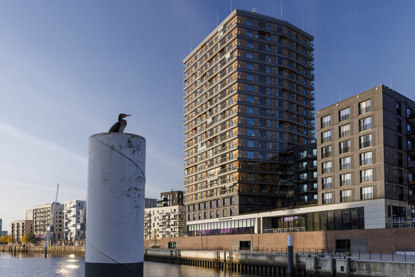 Bild 1 Das Roots im Elbbrückenquartier der HafenCity Hamburg ist mit 19 Geschossen das bisher höchste Holzhochhaus in Deutschland.