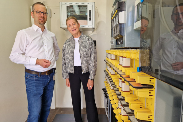 Bild 1 Prof. Florian Steinke und Ines Schultze begutachten einen Teil der technischen Ausstattung für das CyberStress-Projekt.