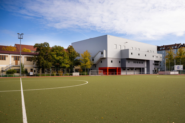 Bild 1 Die neue Dreifachsporthalle TSV München-Ost wurde auf eine bestehende Sporthalle aufgesetzt.