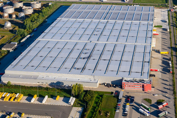 Bild 1 Logistikzentrum eines Reifenspezialisten. Die Brandgas-Dachventilatoren wurden mit der Helios Lager-Zustandsdiagnostik (LZD) ausgestattet, um Sicherheit und Betriebskontinuität mit verringerten Wartungskosten zu gewährleisten.