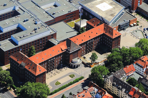 Bild 1 Klinikum Bremen-Mitte: In das kernsanierte ehemalige Korridorkrankenhaus („Haus 2“) sind das Café Louise mit eigener Küche sowie die Klinikverwaltung eingezogen.