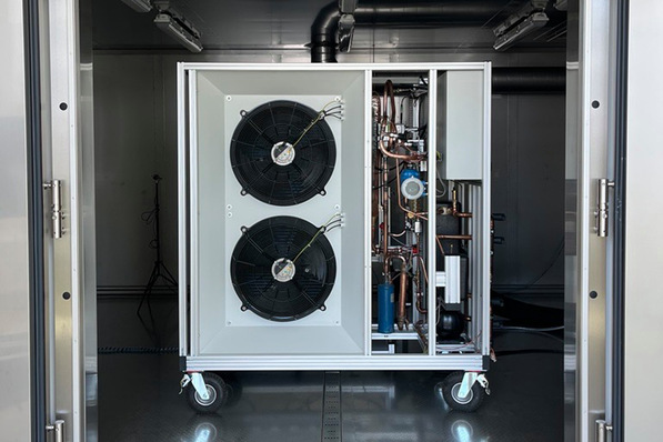Wärmepumpen-Demonstrator von ebm papst: Der Demonstrator verbindet Ventilator, Verdampfer, ölfreien Kältekreis mit High Speed-Turboverdichter und Elektronik zu einem integrierten Gesamtkonzept.