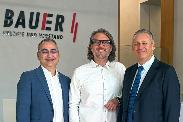 Von links: Salih Akyildiz, Geschäftsführer Mediatek GmbH, Thomas Klug, Niederlassungsleiter Mediatek GmbH, und Franz Bauer, Vorsitzender des Verwaltungsrats und Geschäftsführender Direktor der Bauer Elektroanlagen Holding SE.