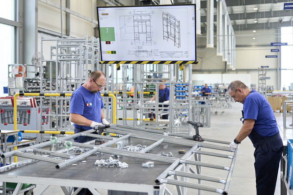 Bild 1 Industriell vorgefertigt entstehen projektspezifische Installationswände unter kontrollierten Bedingungen – eine Grundlage für eine hohe Ausführungsqualität und planbare Bauabläufe.