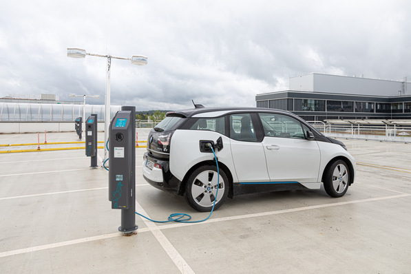 Bild 1 Die Batterie eines Elektroautos wird auf einem Parkplatz für Firmen- und Mitarbeiterfahrzeuge geladen (Symbolbild).