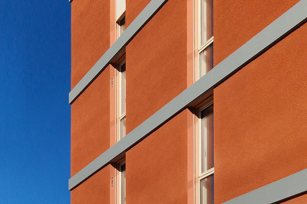 Bild 1 Dezentrale Lüftung lässt ist optisch so gut in die Fassade integriert, dass sie erst auf den zweiten Blick erkennbar wird.